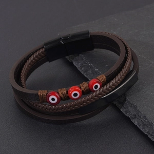 Bracciale multistrato in pelle da uomo con perline malocchio e chiusura magnetica nera