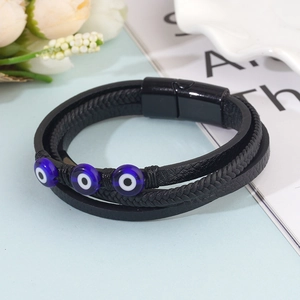 Dettaglio del bracciale multistrato in pelle con perline occhio blu e chiusura magnetica nera