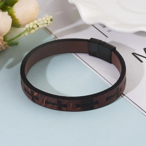 Bracciale multistrato in pelle con motivo a croce e chiusura magnetica nera chic