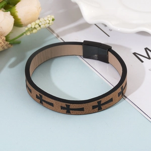 Bracciale multistrato in vera pelle con stampa a croce e chiusura magnetica in lega di qualità