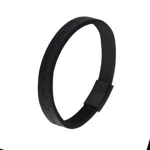 Bracciale multistrato in pelle nera con motivi a croce impressi e chiusura magnetica nera