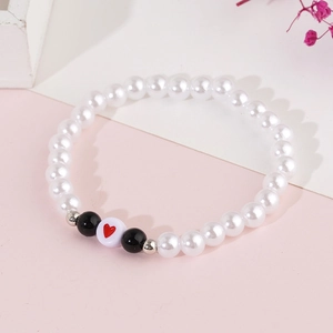 Charmant bracelet en perles et obsidienne noire avec motif cœur rouge et accents argentés