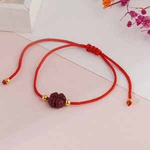 Bracciale cordino rosso fatto a mano con quadrifoglio in cinnabro e perline dorate