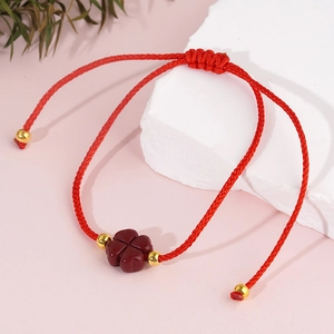 Bracciale rosso intrecciato a mano con quadrifoglio di cinabro e perline dorate