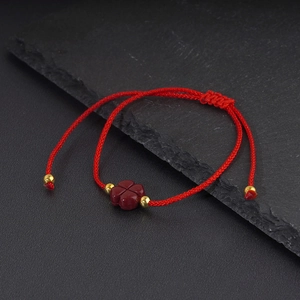 Bracciale in Corda Rossa Intrecciata a Mano Con Ciondolo Quadrifoglio in Cinabro e Perline di Rame Bracciale Portafortuna Regolabile
