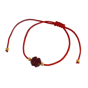 Bracciale in corda rossa fatto a mano con quadrifoglio di cinabro e perline d'oro
