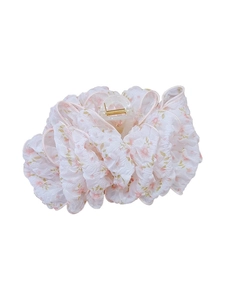 Dettaglio della grande pinza per capelli con stampa floreale rosa e tessuto in organza