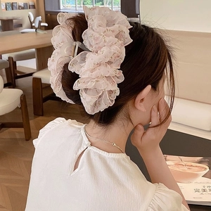 Pinza per capelli con fiocco floreale a tre strati in tessuto rosa per acconciature eleganti