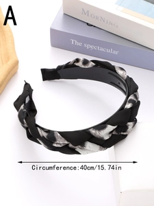Detail view of woven leopard print headband with non-slip teeth and 40cm perimeter