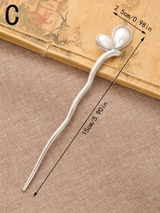 Vue détaillée des dimensions d'une épingle à cheveux argentée avec deux perles gouttes