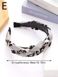 Detailed weave of leopard print and grey fabric headband with inner non-slip teeth grip
