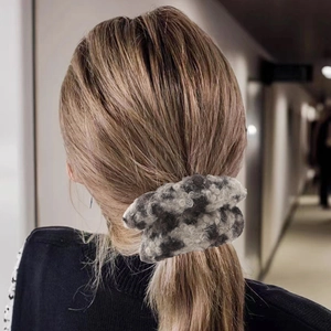 Flauschiges Haargummi mit Leopardenmuster in Schwarz und Grau, weiches Haaraccessoire