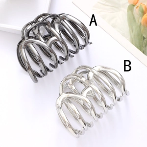 Pince à cheveux minimaliste ondulée en métal disponible en gris fusil et argent