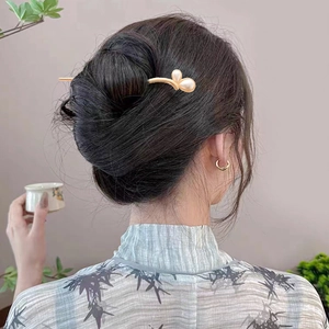 Épingle à cheveux élégante en métal doré pour femme avec doubles perles blanches chic