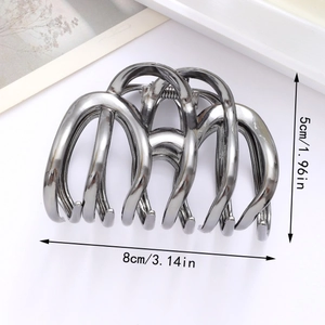 Détail d'une pince à cheveux géométrique gunmetal montrant 8 cm de long et 5 cm de haut