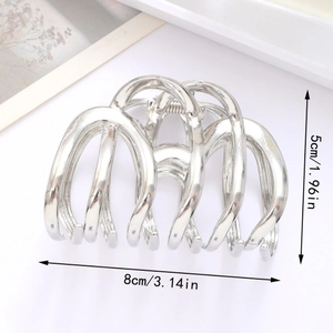 Vue détaillée de la pince à cheveux argentée montrant les dimensions 8cm de long et 5cm