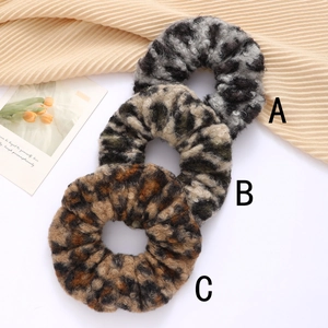 Detailansicht von Plüsch-Haarbändern mit Leopardenmuster in drei Farben für Winter