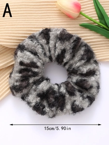 Detail eines flauschigen Haargummis mit Leopardenmuster, 15 cm Durchmesser und Textur