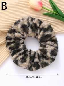 Detailansicht des 15cm Plüsch-Haargummis mit Leopardenmuster, Textur und Größenangabe