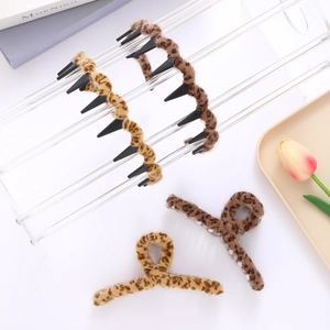 Pince à Cheveux en Peluche Imprimé Léopard Grande Barrette en Fausse Fourrure Élégante Bandeau Automne Hiver Femme