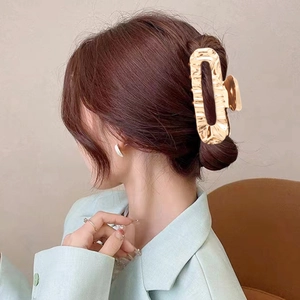 Grande pince à cheveux élégante en métal doré avec texture ondulée pour coiffure femme