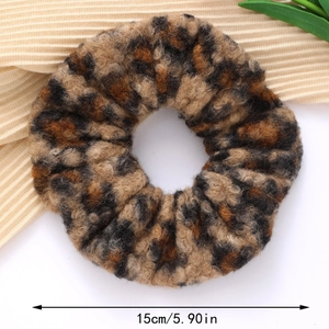 Flauschi-Haargummi mit Leopardenmuster aus Lammwoll-Imitat und 15 cm Durchmesser