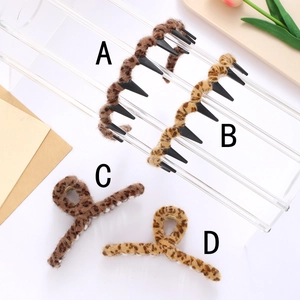 Collection de pinces à cheveux en peluche à motif léopard tons marron et kaki