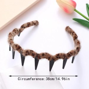 Détail du serre-tête en peluche léopard avec circonférence de 38 cm et dents de maintien