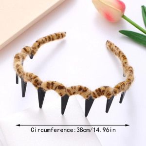 Détail d'une pince à cheveux en peluche léopard avec dents antidérapantes et taille 38cm