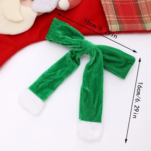 Détail du nœud de Noël en velours vert avec pompons en fourrure blanche de 16cm