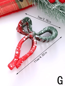 Detailed view of the Christmas bow hair claw with 11cm length and snowflake patterns