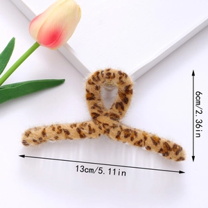 Détail de la pince à cheveux en peluche léopard dimensions 13cm de long et 6cm de haut