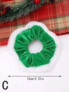 Dettaglio dell'elastico scrunchie da 12cm in velluto verde con bordo in peluche bianco