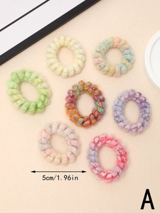 Vue détaillée du lot de 7 chouchous spirale en peluche colorés avec info taille de 5cm