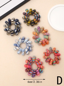 Détail d'élastiques à cheveux spirales tricotés de 6 cm en couleurs avec détails de taille