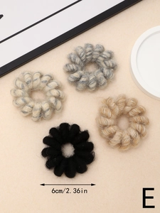 Vue détaillée d'élastiques spirale en peluche de 6 cm en textures tricotées multicolores