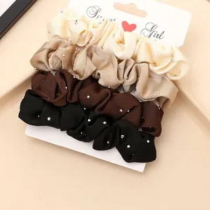 Lot de quatre chouchous en satin avec strass en couleurs crème, or, brun et noir