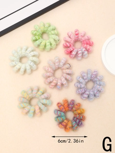 Vue détaillée de 7 chouchous spirales en peluche avec un diamètre de 6cm et texture douce