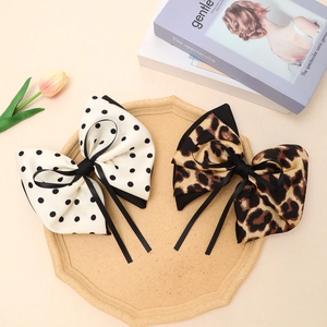 Fermagli per capelli a pois e stampa leopardata con eleganti nastri neri lunghi