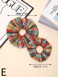 Detailed view of two-piece plaid scrunchie set showing 18cm and 13cm sizes in tartan fabric