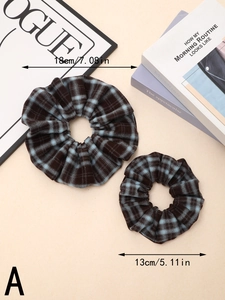Detailed size comparison of black and blue plaid scrunchies in 18cm and 13cm diameters
