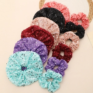 Vue détaillée des chouchous à paillettes en six couleurs et deux tailles différentes