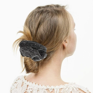 Chouchou noir élégant avec paillettes argentées porté sur un chignon classique