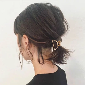 Pince à cheveux minimaliste en alliage doré en forme de D pour fixer une queue de cheval