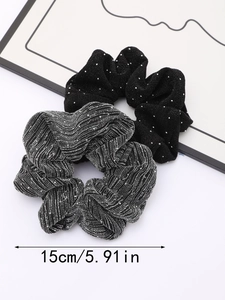 Détail de chouchous noir et argent à paillettes avec indicateur de taille de 15 cm
