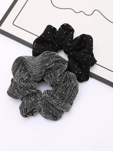 Détail de chouchous noirs et gris avec pois argentés et texture ondulée brillante