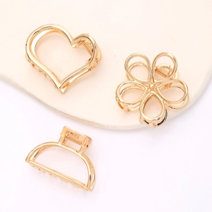 Ensemble de pinces à cheveux dorées au design minimaliste de cœur et de fleur