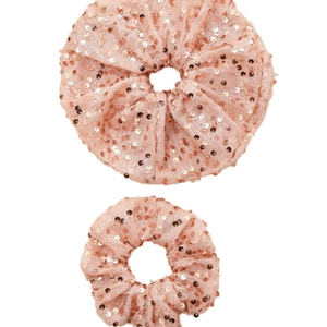 Lot de deux chouchous roses à paillettes avec texture écailles de poisson irisées