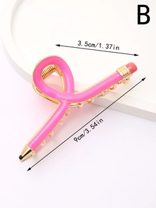 Détail macro d'une pince à cheveux de 9 cm en forme de crayon rose aux reflets dorés