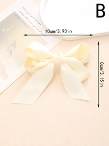 Détail du nœud en satin crème double couche avec dimensions de 10 cm par 8 cm